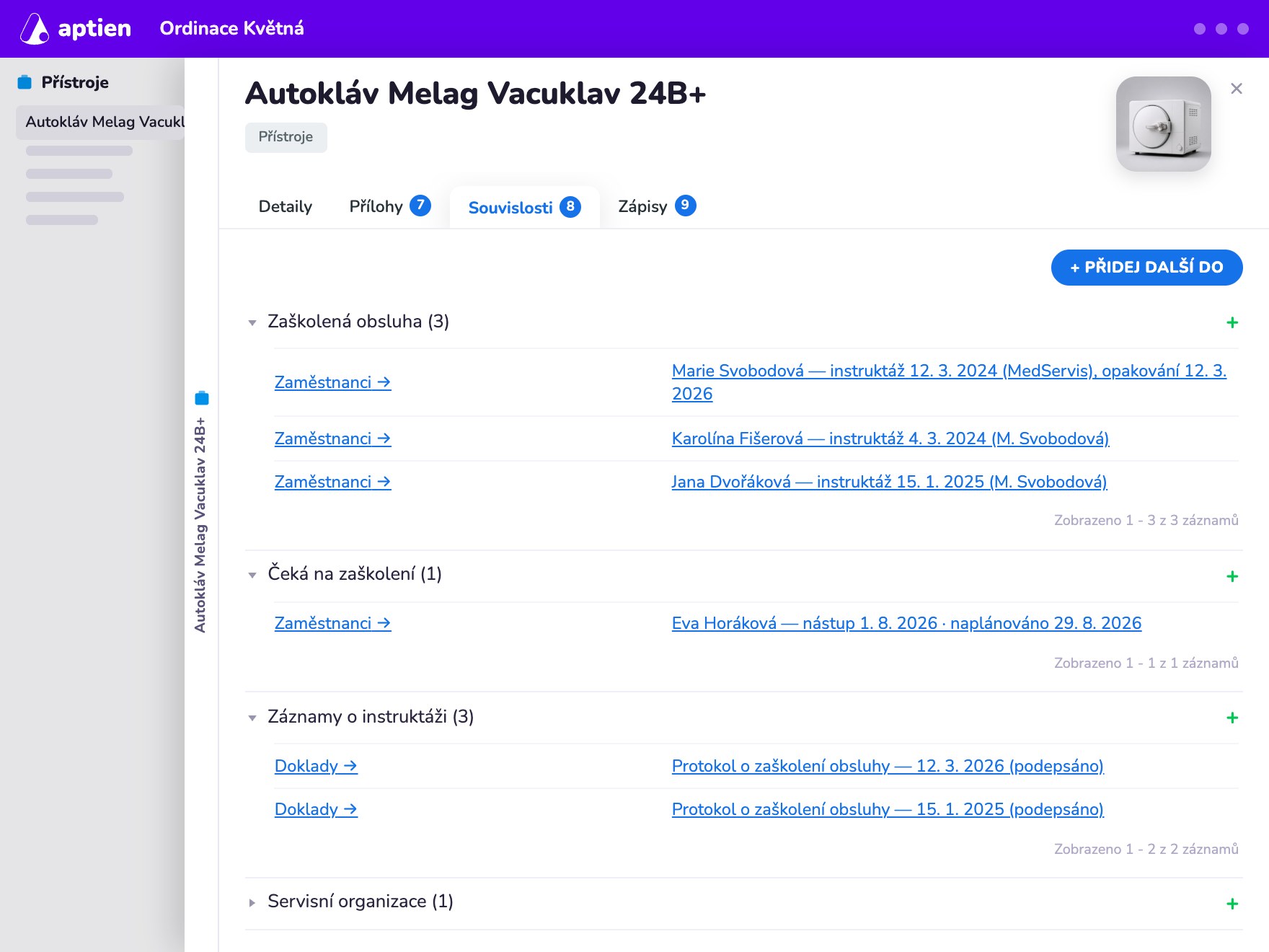 Obrazovka Aptienu: záložka Souvislosti u autoklávu — tři zaškolené sestry s datem instruktáže, nová kolegyně čekající na zaškolení, podepsané protokoly o zaškolení a servisní organizace.